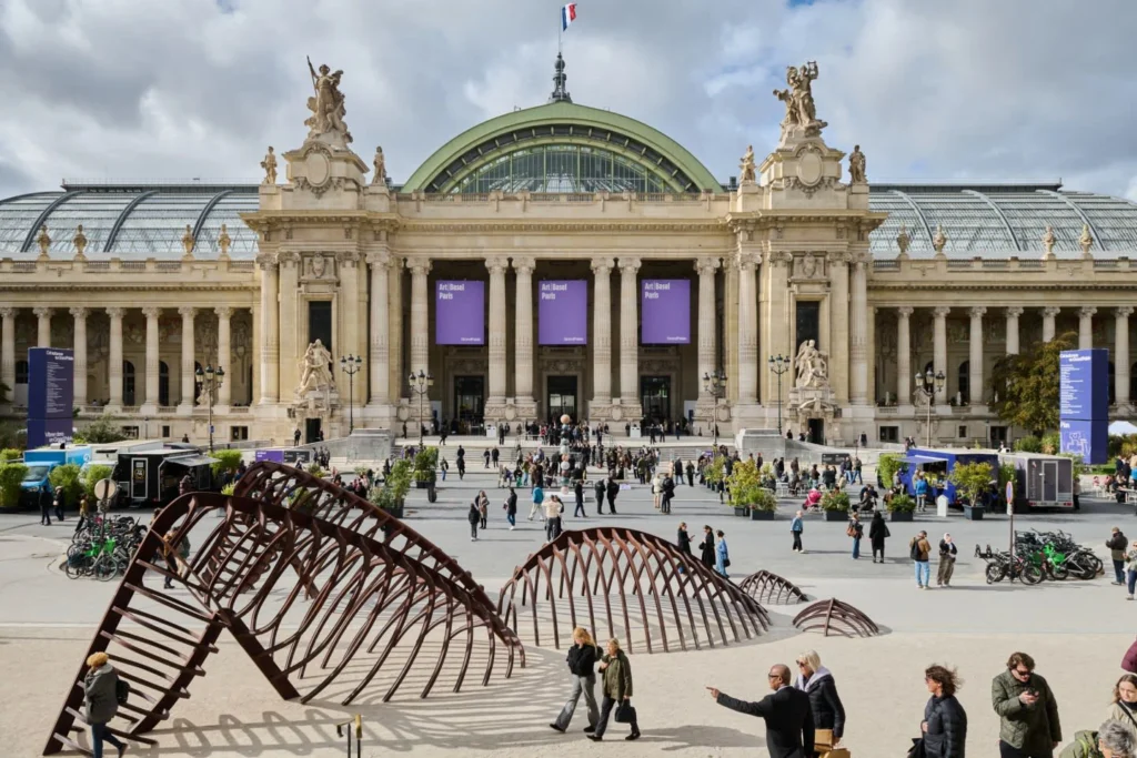 immagine per la facciata del Grand Palais a Parigi in occasione della fiera d'arte contemporanea Art Basel Paris