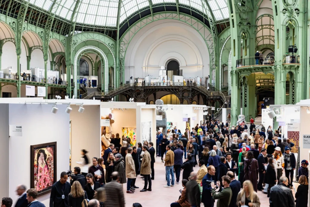 immagine per Art Basel Paris, allestita sotto la grande volta di vetro e ferro del Grand Palais a Parigi