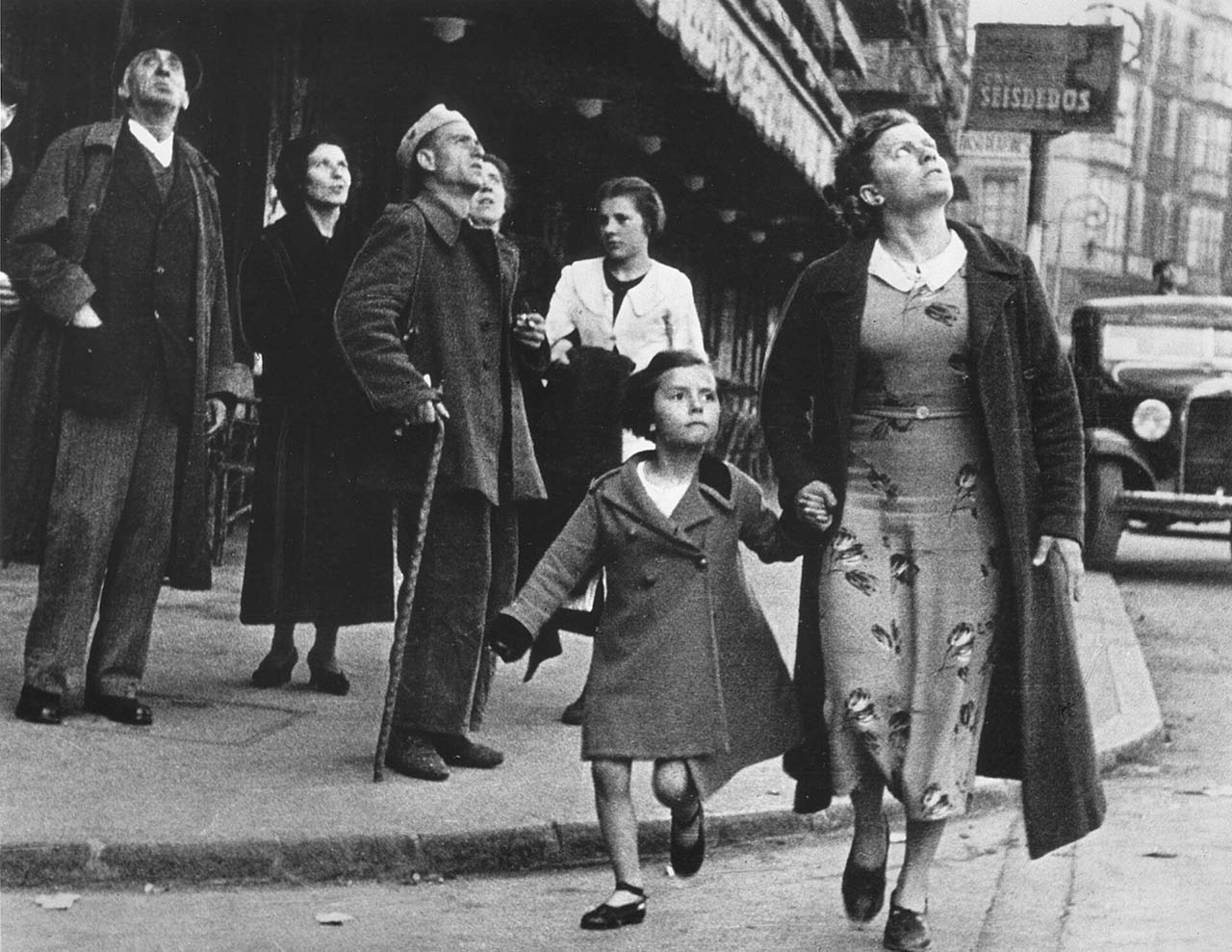 immagine per Robert Capa, Woman and child running for shelter after an air-raid siren