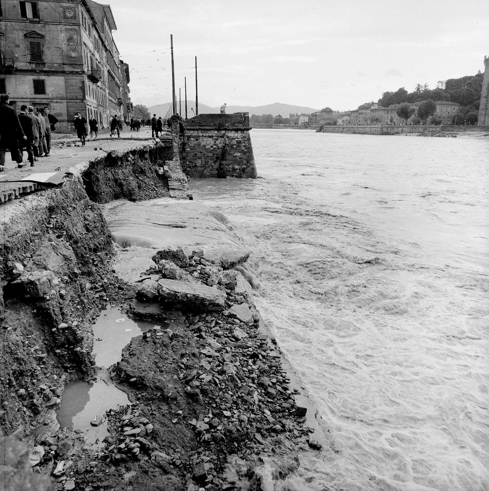 immagine per Lungarno della Zecca Vecchia, visto dalla Piazza del Cavalleggeri (Kunsthistorisches Institut in Florenz – Max-Planck-Institut, fotografo: Ivo Bazzechi)
