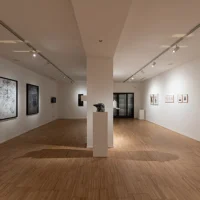 immagine per A che gioco stiamo giocando? - Galleria Gilda Lavia, installation view (scultura di E. Bellantoni, a parete sn. G. Mustich e ads L. Marcucci) - ph Giulia Benni