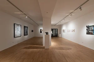 immagine per A che gioco stiamo giocando? - Galleria Gilda Lavia, installation view (scultura di E. Bellantoni, a parete sn. G. Mustich e ads L. Marcucci) - ph Giulia Benni